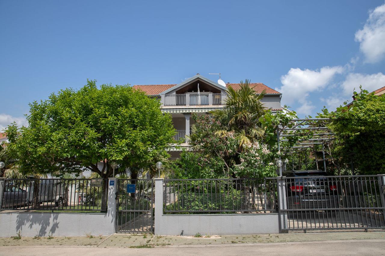 Apartmani Dina ビオグラード・ナ・モル エクステリア 写真