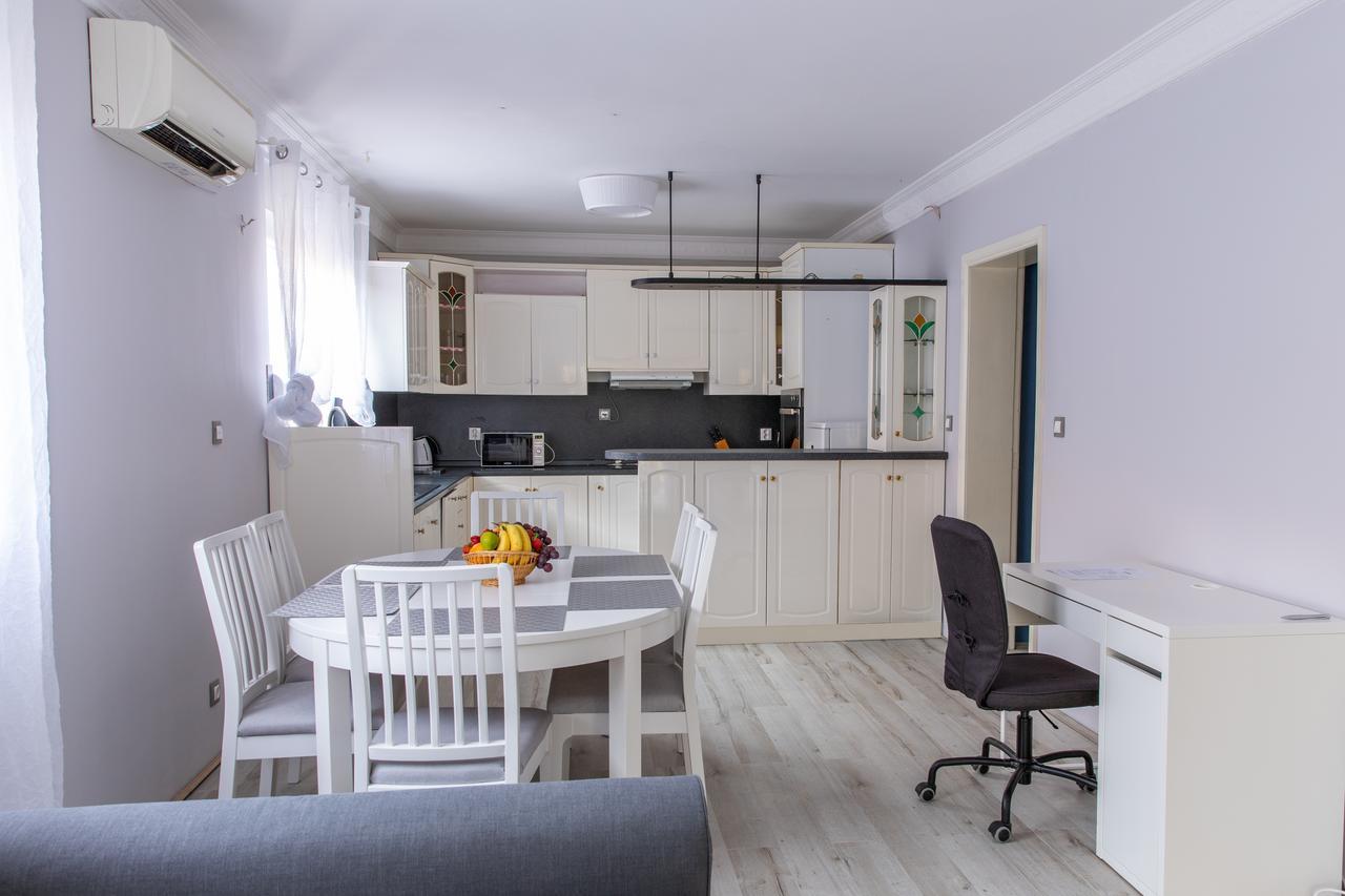 Apartmani Dina ビオグラード・ナ・モル エクステリア 写真