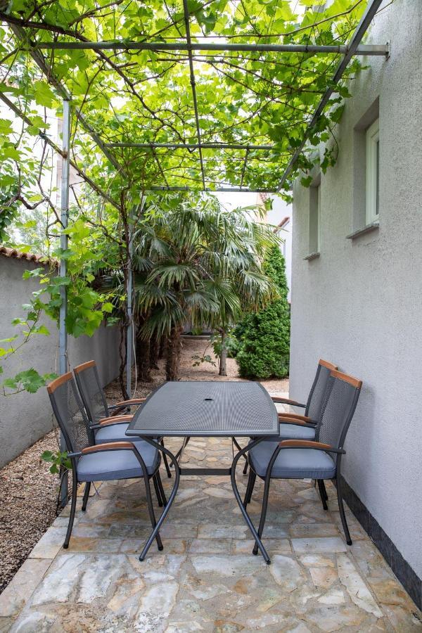 Apartmani Dina ビオグラード・ナ・モル エクステリア 写真
