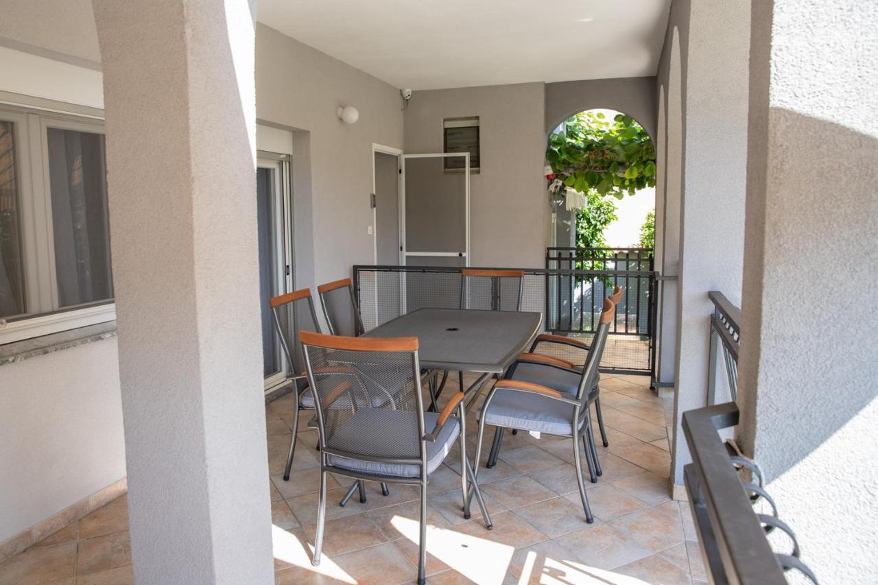 Apartmani Dina ビオグラード・ナ・モル エクステリア 写真